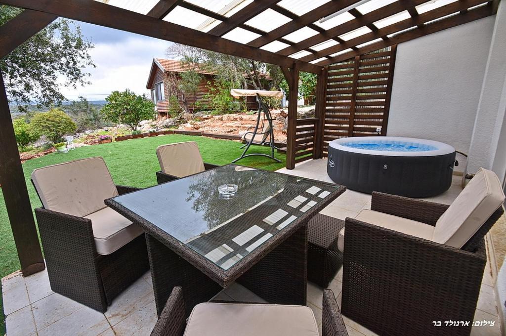 סויטות אירוח מנות Manot Exterior foto